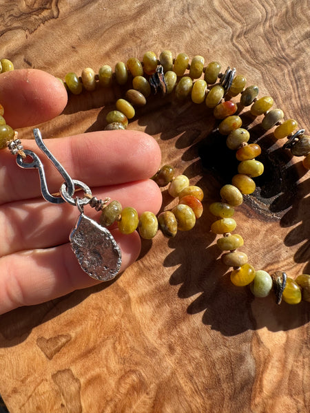 THE PARACAS NECKLACE